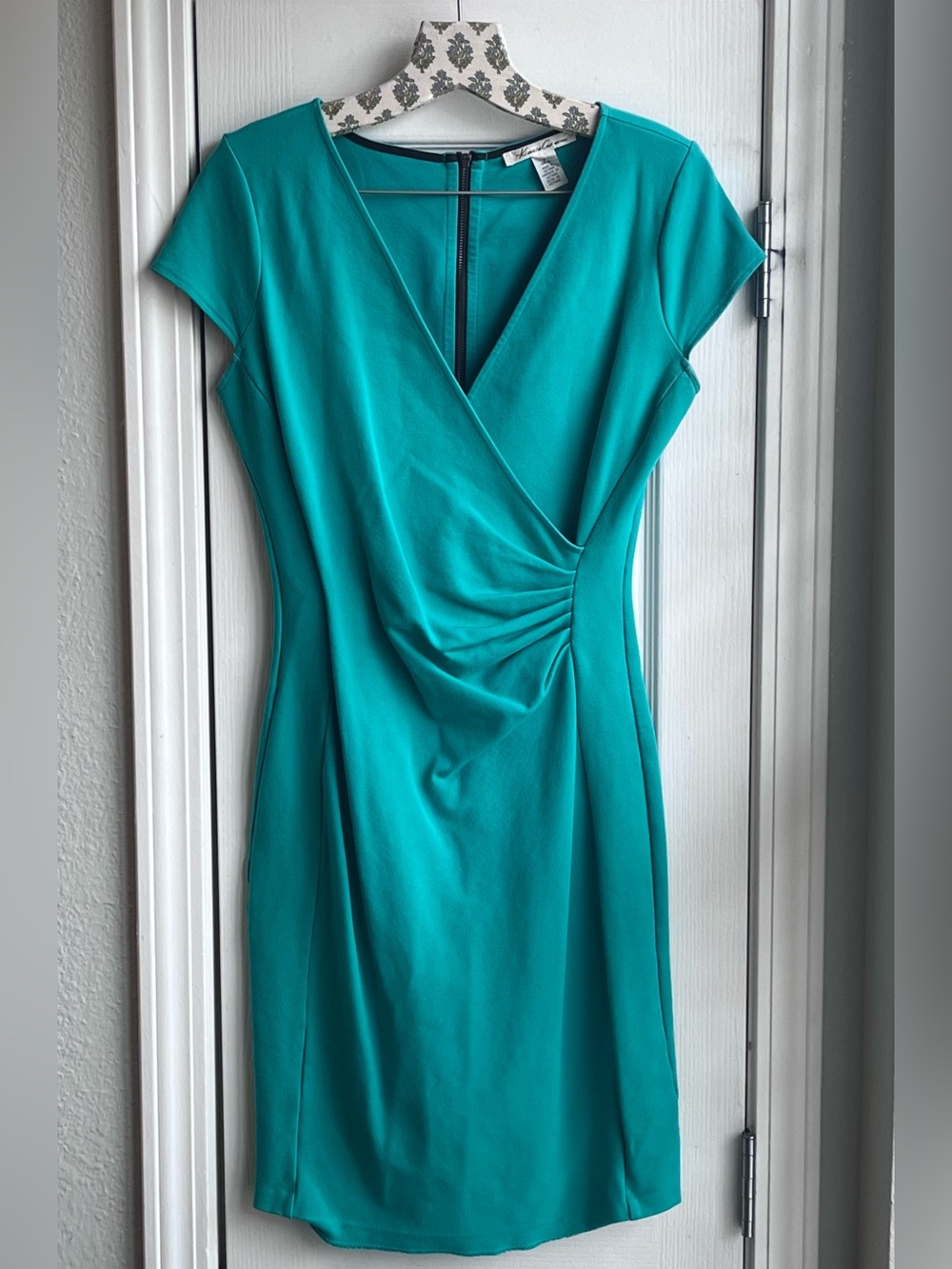 Kenneth Cole Hilary Ruched Sheath Dress Cap Sleeve V-Neck Back Zip Teal Size 2
